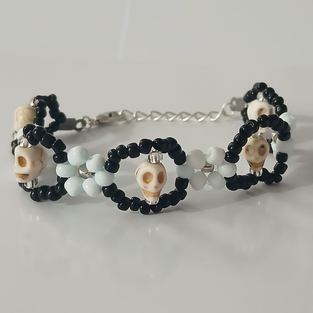 Black and White Beaded Bracelet with Elegant Design
